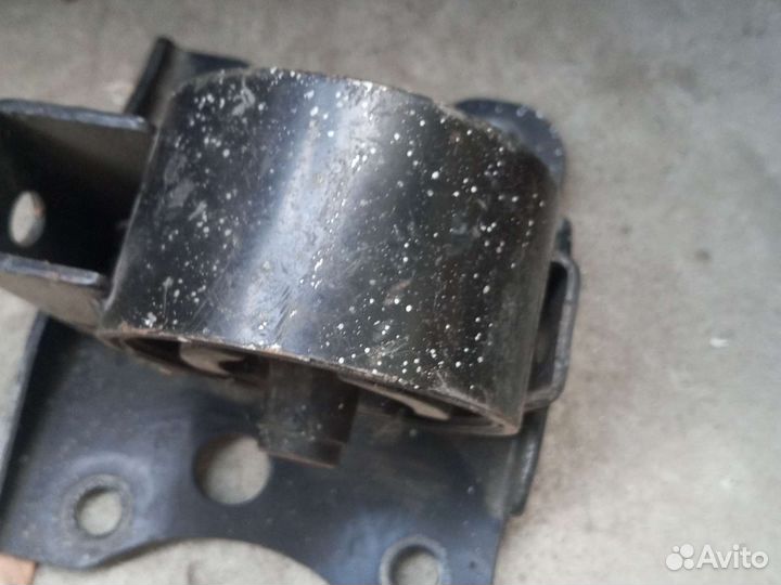 Подушка коробки nissan ад