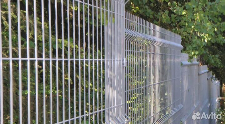 Забор из 3D сетки с металлическими столбами под кл