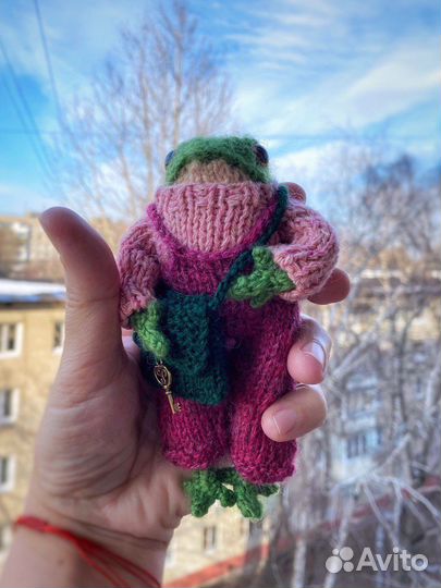 Вязаные игрушки ручной работы. Лягушка