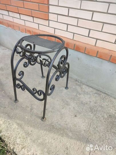 Вазон или барный стул