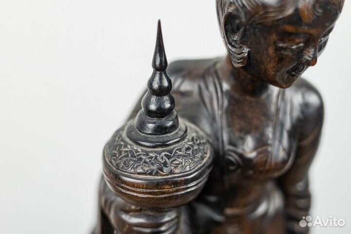 Винтажная резная женская статуэтка из дерева