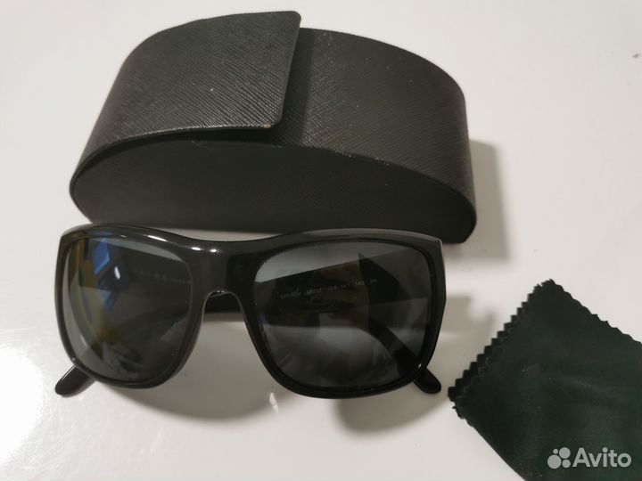 Солнечные очки Prada