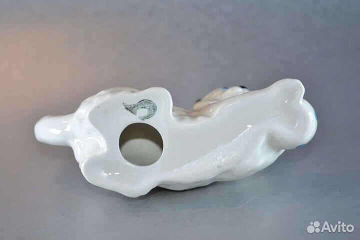 Котёнок с мячом фарфоровая статуэтка