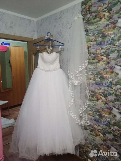 Свадебное платье 44 46 бу