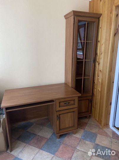 Стол и книжный шкаф натуральное дерево