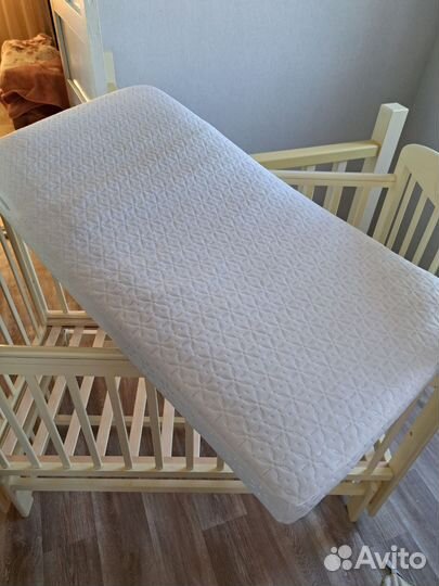 Детская кроватка с поперечным маятником