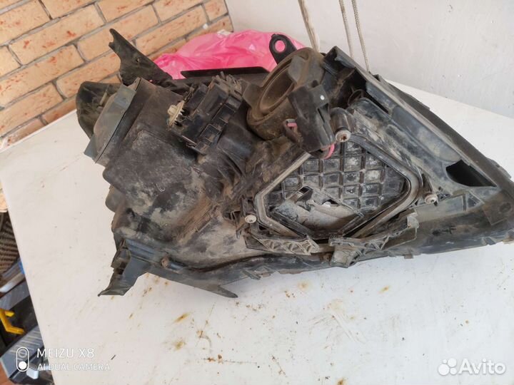 Фара Toyota avensis 2008