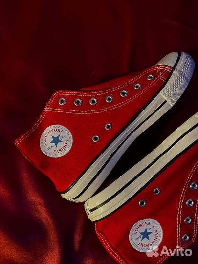 Кроссовки женские