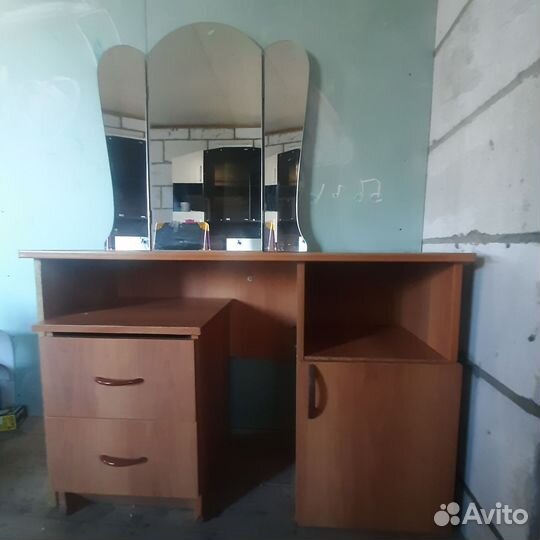 Трюмо с зеркалом и тумбочкой