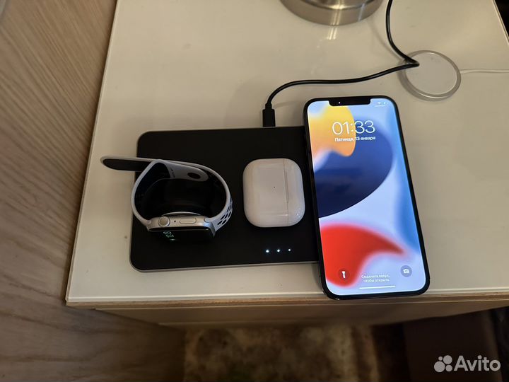 Зарядное устройство iPhone, AirPods, Apple watch