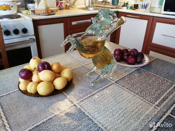 Стеклянный сосуд для напитков в виде коня