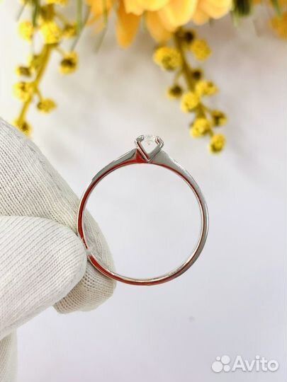 Золотое кольцо из белого золота с бриллиантом