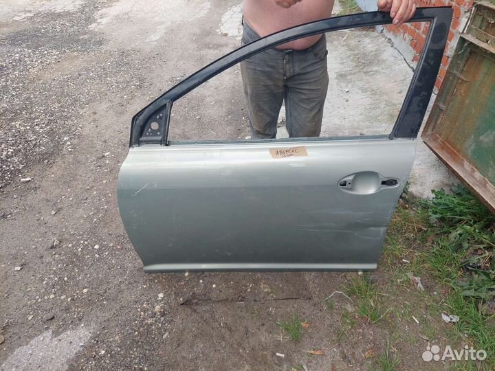 Передняя левая дверь toyota avensis