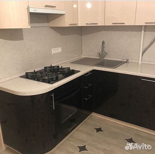 Кухня угловая с радиусными фасадами