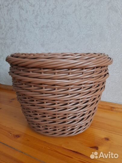 Кашпо из искусственного ротанга