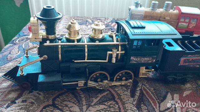Две модельки-игрушки паровозов