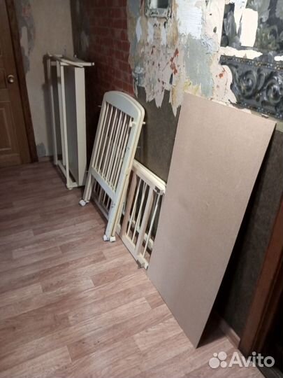 Детская кроватка с маятником и ящиком