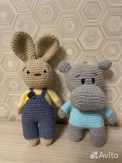 Игрушка вязаная бегемот и зайчик
