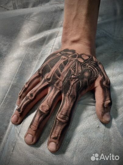 Мастер по татуировкам