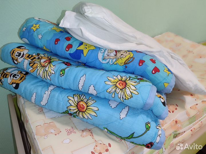 Одеяла 9шт, матрасы 12 шт. в детскую кроватку