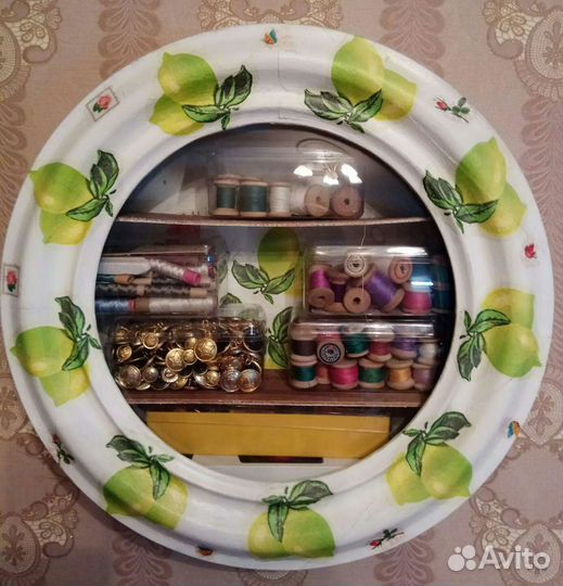 Старинная круглая полочка для мелочей