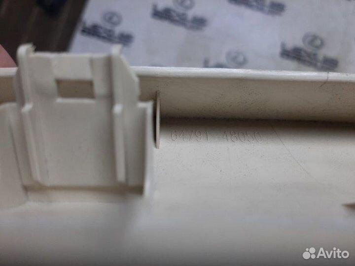 Обшивка крышки багажника задняя правая Lexus