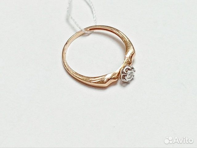 Кольцо с природным камнем Золото