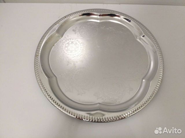 Круглый металлический поднос для посуды