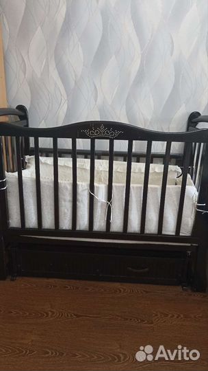 Детская кроватка с маятником и ящиком