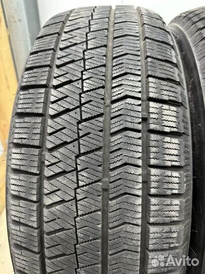 Bridgestone Blizzak VRX2 215/60 R17 96Q