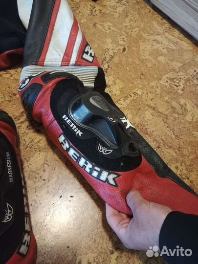 Мотокомбинезон слитный berik. Мотоботы Sidi