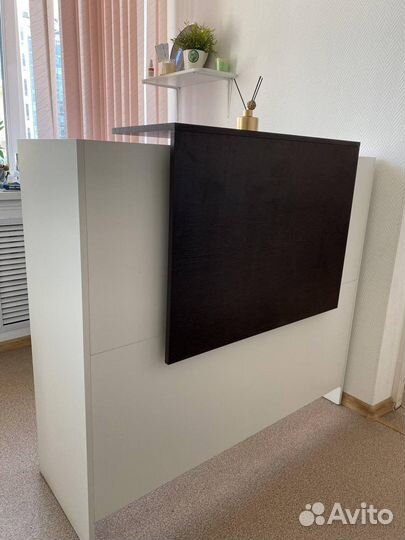 Стойка ресепшен белая