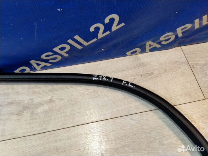 Уплотнитель дверного проема передний левый