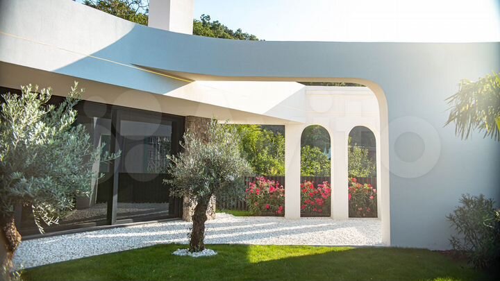 Дом 440 м² на участке 8 сот.