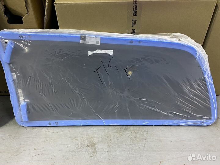 Заднее боковое стекло правое Mercedes W447 V447