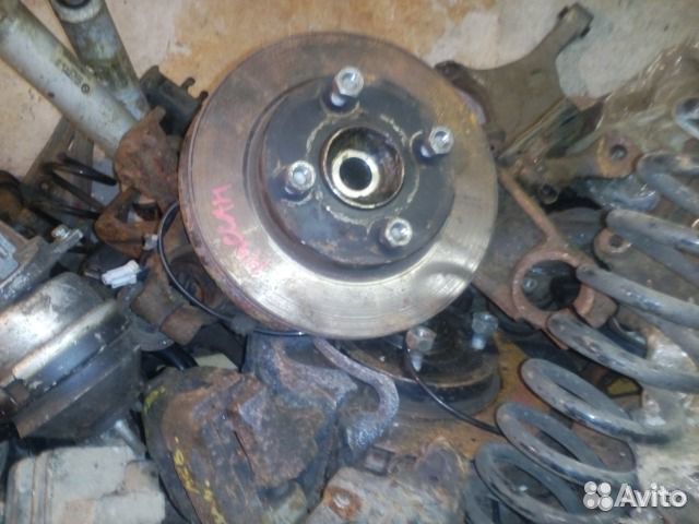 Левый кулак 4001595F0B ниссан альмера классик