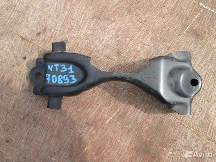 Крепление аккумулятора Nissan Xtrail NT31 MR20DE