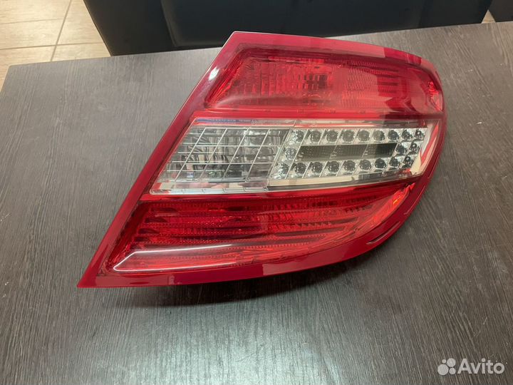 Фонарь задний правый Mercedes W204