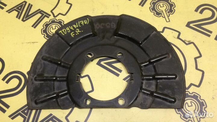 Щиток тормозного механизма передний правый Suzuki