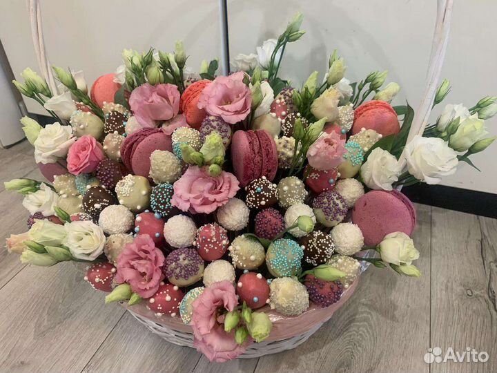 Корзина с клубникой в шоколаде