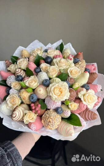 Букет клубника в шоколаде с цветами