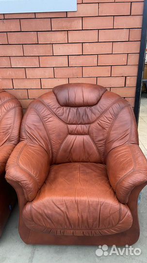 Кожаный диван с креслом бу