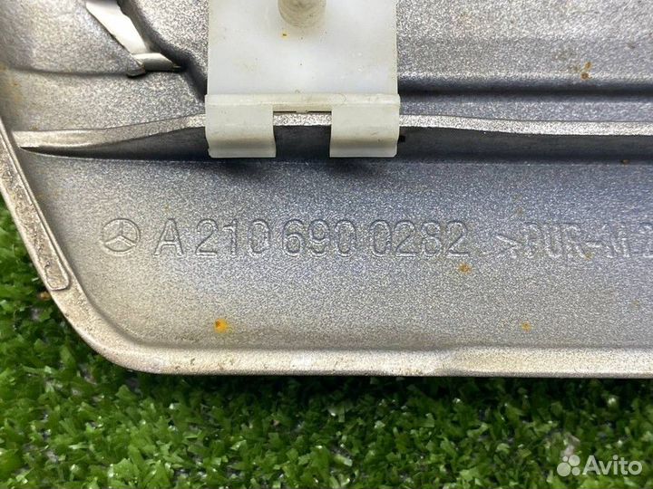 Накладка (молдинг) переднего правого крыла Mercedes-Benz2106900282