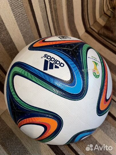 Футбольный мяч adidas brazuca 2014