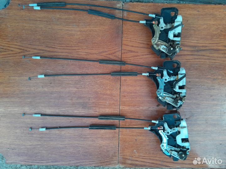 Замок двери задней правой Mitsubishi Colt 30