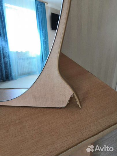 Туалетный столик с зеркалом