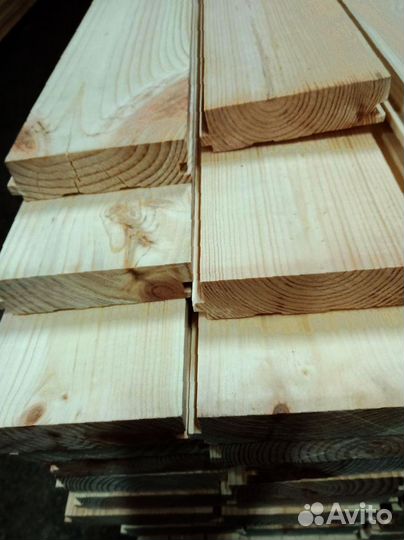 Сосновые доски, природная красота и надежность