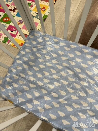 Детская кроватка с маятником и ящиком