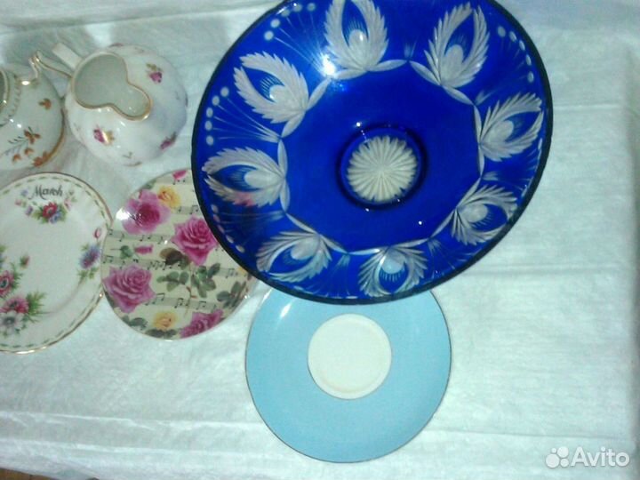 Блюдца, молочники и фруктовница