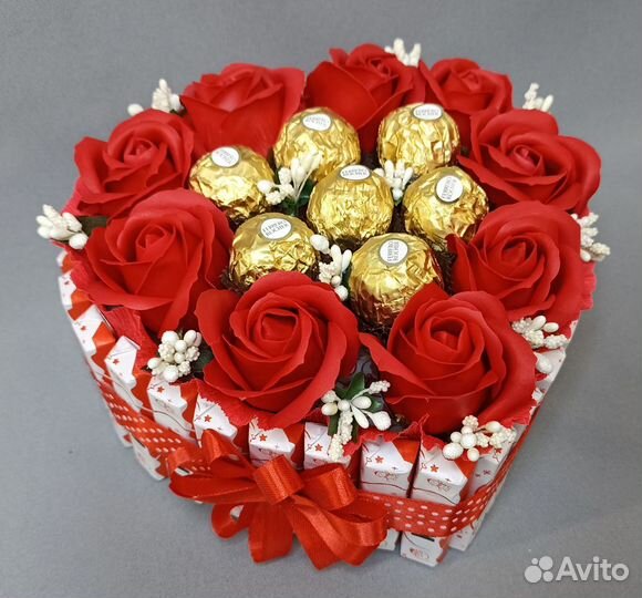 Сердце из киндер шоколада, конфет и мыльных роз
